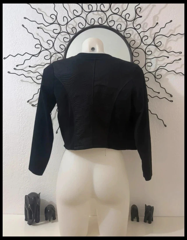 Bolero Preto Jaqueta Curta com Textura de Chevrons e Mangas 3/4 - Tamanho S (36) – photo 3